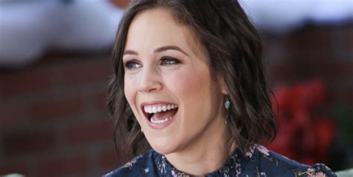 Erin Krakow Height, Weight, Body Measurements, Bra Size, Shoe Size