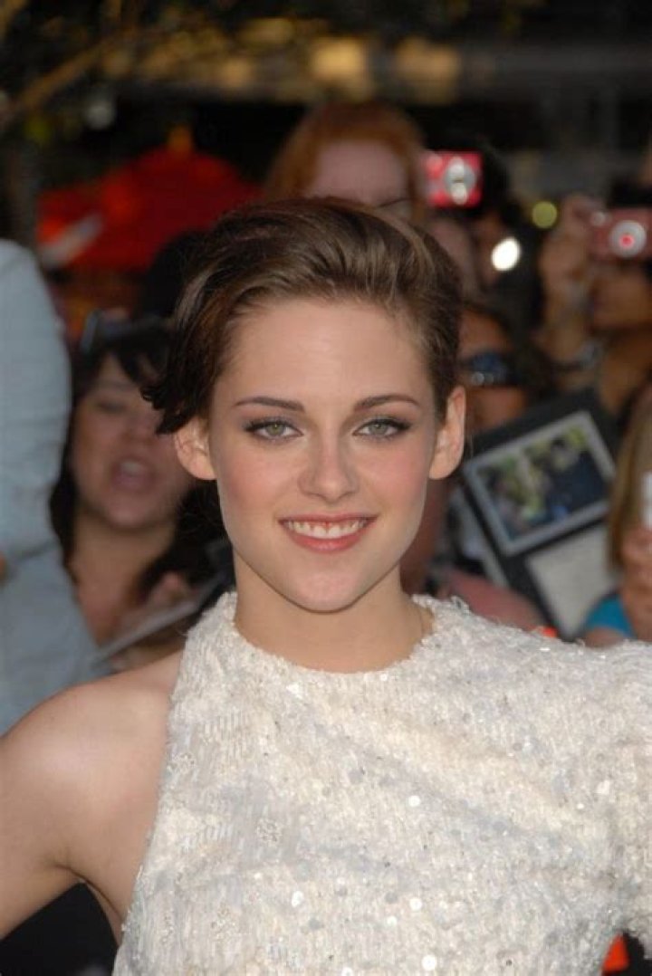 Kristen Stewart’s Height, Weight, Dating History, Body Measurements, Net Worth & More
