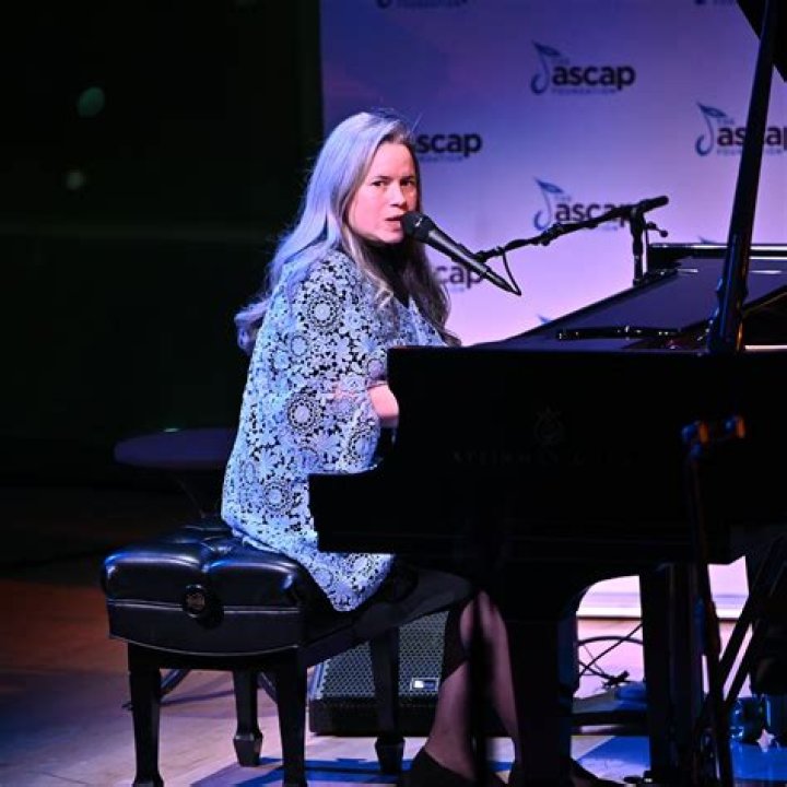 Natalie Merchant Net Worth: Details About Bf, Career, Singing, Income - SarkariResult