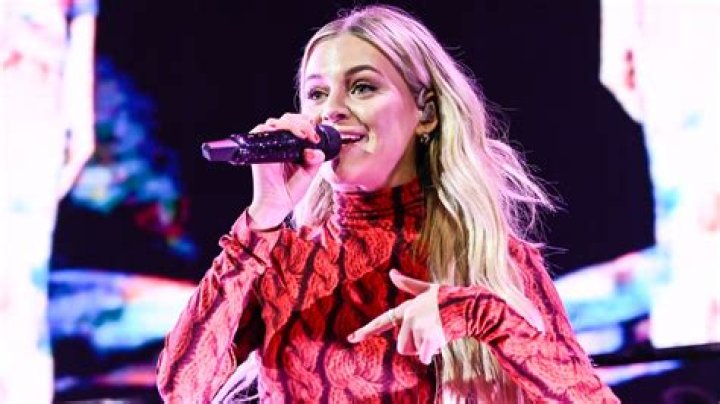 What Happened to Kelsea Ballerini? Kelsea Ballerini Hit on Stage